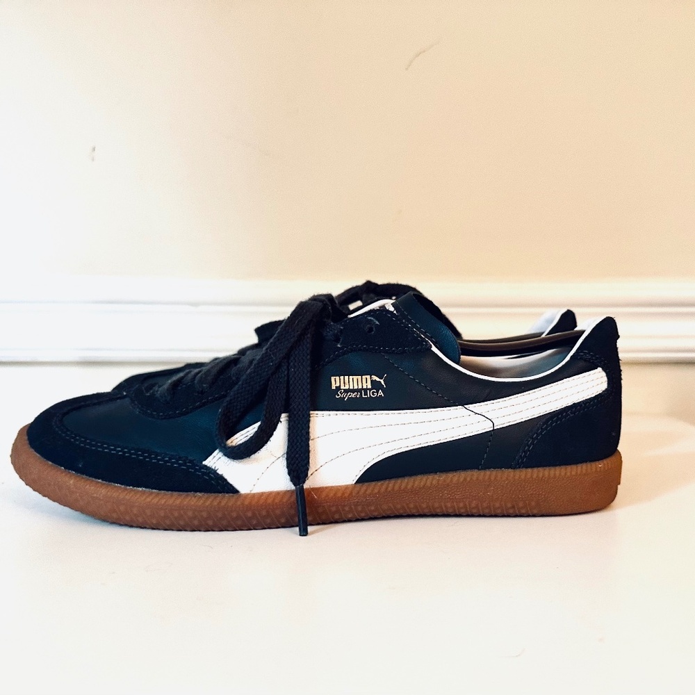 EUC - Puma - Men’s Super Liga - US Size 8 / EUR Size 40 - New Navy/White